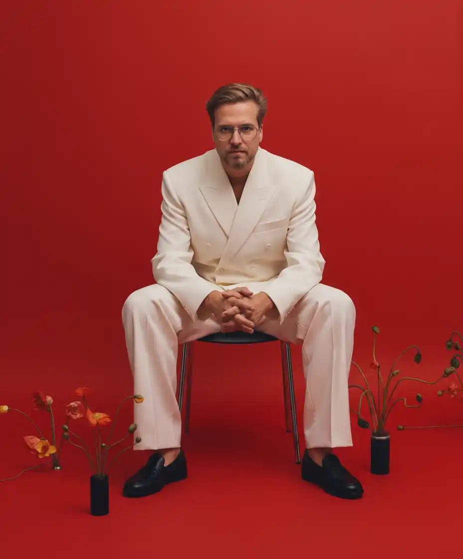 /studio/redroom_4.webp